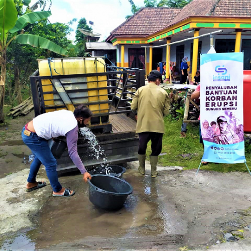 Distribusi air bersih untuk masyarakat terdampak Erupsi Gunung Semeru