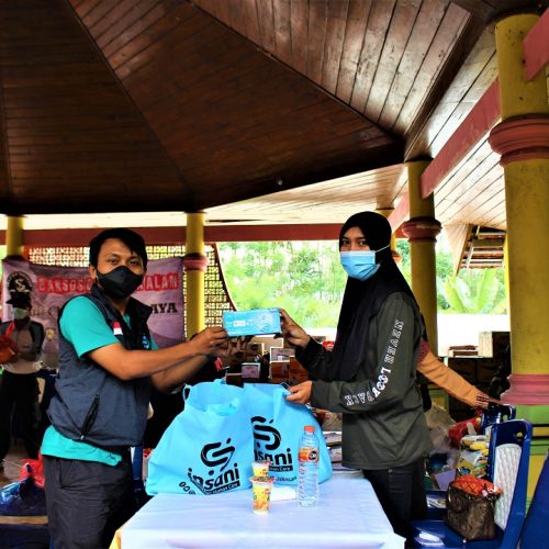 Penyerahan bantuan 2.000 masker oleh CEO INSANI di Posko Pengungsian