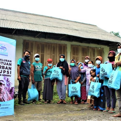 Penyerahan paket sembako oleh CEO INSANI kepada warga terdampak Erupsi Gunung Semeru